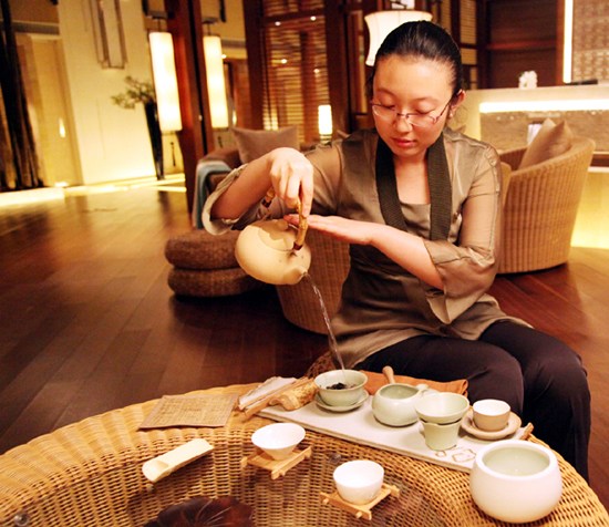 Zhou Yutong says the best tea means finding the blend that makes you happiest. [Photo by Fan Zhen / China Daily]