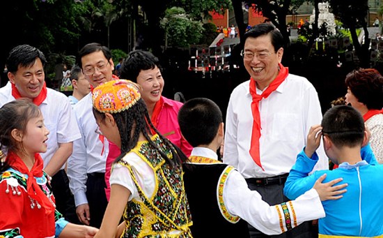 File photo taken on May 30, 2012 shows Zhang Dejiang (R) visits children to celebrate the International Children's Day in Chongqing, southwest China. (Xinhua/Ju Jianbing)