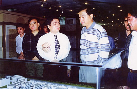 File photo taken on Oct. 24, 1998 shows Zhang Dejiang (R) inspects a private enterprise in east China's Zhejiang Province. (Xinhua)