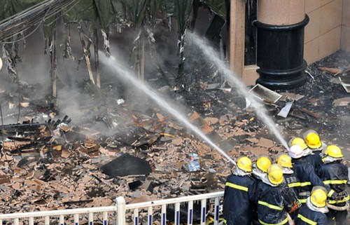 Firefighters try to extinguish a fire that broke out in a commercial building in Yan'an, Northwest China's Shaanxi province, Dec 22, 2012. [Photo/Xinhua]