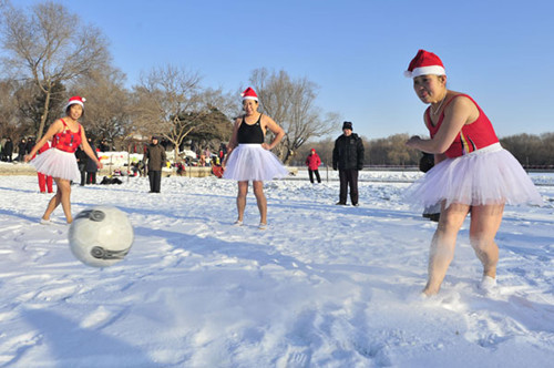 Women in skimpy Christmas costumes brave the elements to play soccer at Beiling Park in Shenyang, Liaoning province, on Saturday. TIAN WEITAO / FOR CHINA DAILY