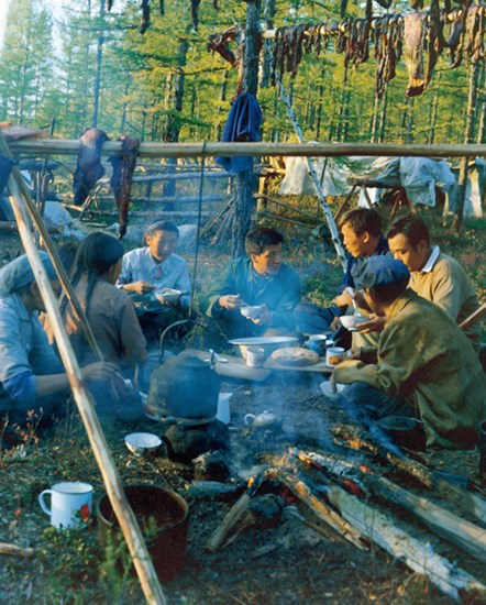 In this file photo taken in the autumn of 1981, Liu Yunshan (C), then a Xinhua reporter, talks with Ewenqi hunters during an interview in Olguya, north China's Inner Mongolia Autonomous Region. (Xinhua)