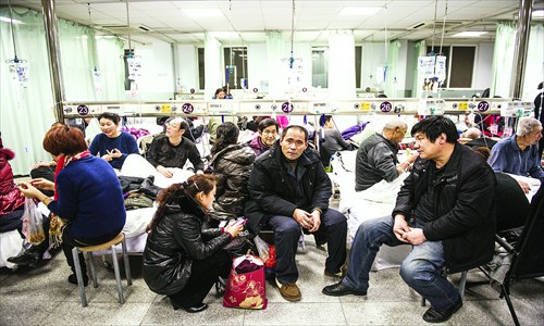 Patients' families sit at the emergency room of Fuwai Hospital in Xicheng district Tuesday night. Photo: Li Hao/GT