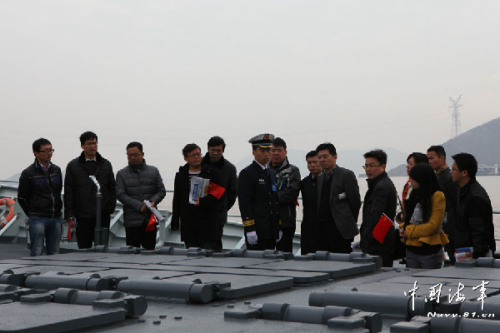 The reporters of the PLA Daily took part in the open day activity of the Zhoushan warship under the Navy of the Chinese Peoples Liberation Army (PLA) on December 25, 2012.The organizing authority of the open day activity issued tickets to Party and government organs, enterprises, public institutions, schools and social organizations. During the activity, residents can not only visit the warship, helicopter and special operation equipment, but also have an opportunity to watch the photos and videos of the warships escort missions.The warship carried one helicopter and ten commandoes who were armed with light arms and special operation equipment for diving, reconnaissance, communication and protection, etc. (China Military Online/Ji Mingxing and Fang Ting)