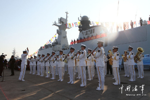 The reporters of the PLA Daily took part in the open day activity of the Zhoushan warship under the Navy of the Chinese Peoples Liberation Army (PLA) on December 25, 2012.The organizing authority of the open day activity issued tickets to Party and government organs, enterprises, public institutions, schools and social organizations. During the activity, residents can not only visit the warship, helicopter and special operation equipment, but also have an opportunity to watch the photos and videos of the warships escort missions.The warship carried one helicopter and ten commandoes who were armed with light arms and special operation equipment for diving, reconnaissance, communication and protection, etc. (China Military Online/Ji Mingxing and Fang Ting)