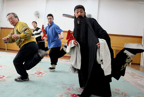 Students rehearse with their teacher in the National Academy of Chinese Theatre Arts on Dec 20. ZHANG WEI / CHINA DAILY