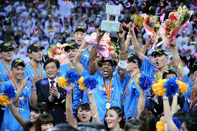 Beijing Ducks players celebrate their first-ever CBA title after beating defending Guangdong Hongyuan in the best-of-seven final series in Beijing on March 30, 2012. [Photo/Xinhua]