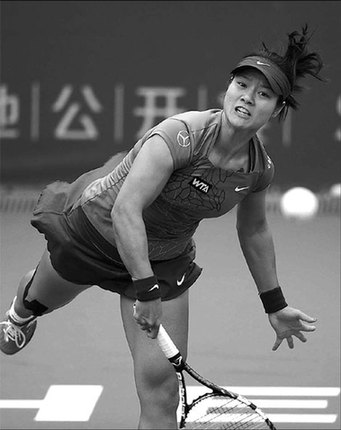 Li Na of China hits a backhand return on the way to defeating Mandy Minella of Luxembourg in their first round match at the WTA Shenzhen Gemdale Open on Tuesday. Wu Jun for China Daily 