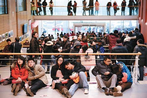 Waiting to tie the knot on Friday, Jan 4, 2013, a date that has a similar pronunciation to love you for a lifetime, is tiring for couples at the Haidian District Marriage Registration Office in Beijing. Below: Ecstasy overwhelms newlyweds the moment they get the certificate, as seen at Dongjiang District Marriage Registration Office in Neijiang, Sichuan province. [Liu Zhen/China News Service]