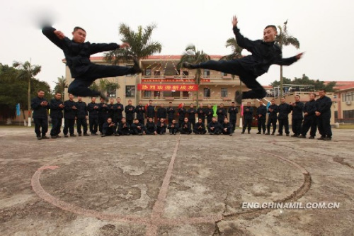 The photo shows that two newly-recruited wushu masters are performing wushu for their comrades-in-arms during a training interval. (chinamil.com.cn/Yu Huangwei)