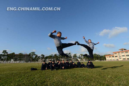 The photo shows that two newly-recruited wushu masters are performing wushu for their comrades-in-arms during a training interval. (chinamil.com.cn/Yu Huangwei)