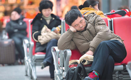 Passengers wait for their flights at the Chengdu Shuangliu International Airport in Sichuan province on Sunday. At least 15,000 passengers were stranded at the airport as heavy fog disrupted flights.