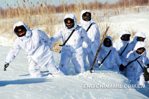 The officers and men of a frontier defense unit under the Xinjiang Military Area Command (MAC) of the Chinese Peoples Liberation Army (PLA) are patrolling with new-type snowfield cold-proof camouflage outerwear. (chinamil.com.cn/Sun Xingwei)