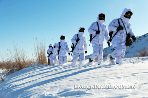 The officers and men of a frontier defense unit under the Xinjiang Military Area Command (MAC) of the Chinese Peoples Liberation Army (PLA) are patrolling with new-type snowfield cold-proof camouflage outerwear. (chinamil.com.cn/Sun Xingwei)