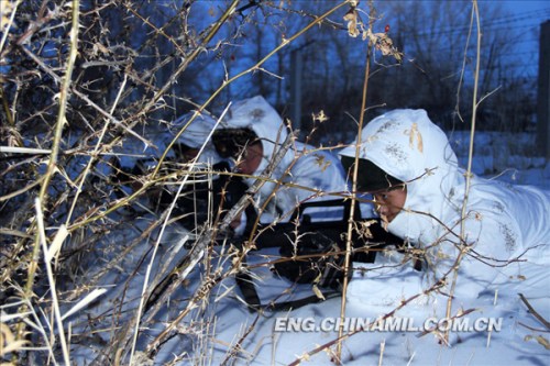 The officers and men of a frontier defense unit under the Xinjiang Military Area Command (MAC) of the Chinese Peoples Liberation Army (PLA) are patrolling with new-type snowfield cold-proof camouflage outerwear. (chinamil.com.cn/Sun Xingwei)