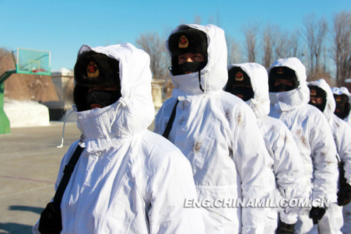 The officers and men of a frontier defense unit under the Xinjiang Military Area Command (MAC) of the Chinese Peoples Liberation Army (PLA) are patrolling with new-type snowfield cold-proof camouflage outerwear. (chinamil.com.cn/Sun Xingwei)