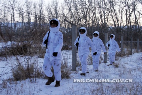 The officers and men of a frontier defense unit under the Xinjiang Military Area Command (MAC) of the Chinese Peoples Liberation Army (PLA) are patrolling with new-type snowfield cold-proof camouflage outerwear. (chinamil.com.cn/Sun Xingwei)