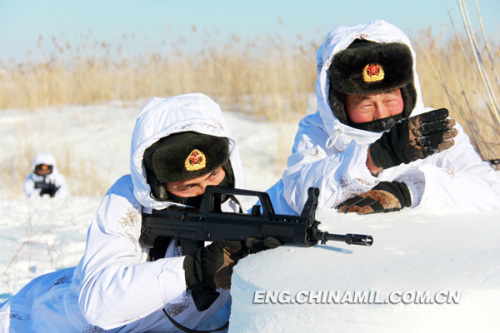 The officers and men of a frontier defense unit under the Xinjiang Military Area Command (MAC) of the Chinese Peoples Liberation Army (PLA) are patrolling with new-type snowfield cold-proof camouflage outerwear. (chinamil.com.cn/Sun Xingwei)