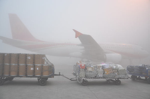 Heavy fog engulfs Chengdu Shuangliu International Airport in Sichuan province on Monday. Lu Junming/for www.chinadaily.com.cn