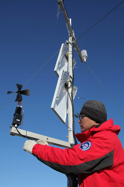 Members of China's Antarctic expedition team set up an automatic meteorological observation station at the newly selected site for the nation's fourth Antarctic station on Jan 6, 2013. [Photo/Xinhua] 