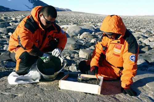 Members of China's Antarctic expedition team work at the newly selected site for the nation's fourth Antarctic station on Dec 30, 2012. [Photo/Xinhua] 