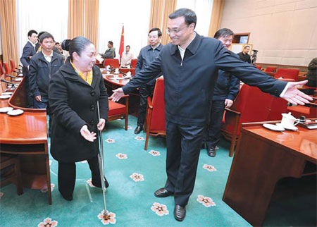 Vice-Premier Li Keqiang escorts Zhou Yuehua, a rural doctor, outside after a meeting in Beijing on Saturday with doctors from the countryside who were recognized for outstanding work. Yao Dawei / Xinhua 