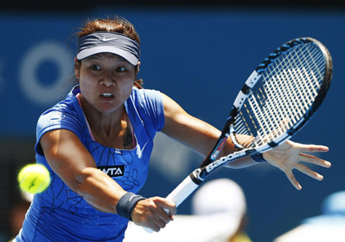 Li Na of China hits a return to Ayumi Morita of Japan during their women's singles match at the Sydney International tennis tournament in Sydney, Jan 8, 2013. [Photo/Agencies]