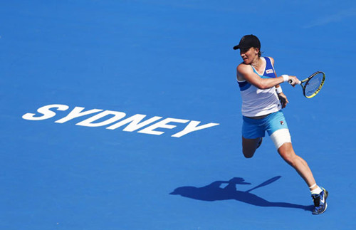 Svetlana Kusnetsova of Russia hits a return to Caroline Wozniacki of Denmark during their women's singles match at the Sydney International tennis tournament, Jan 8, 2013. [Photo/Agencies]