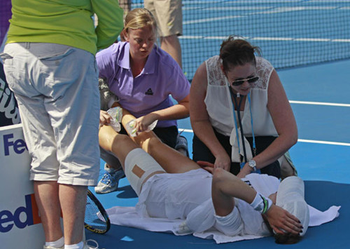 Galina Voskoboeva of Kazakhstan receives medical treatment after being affected by high temperatures, during her women's singles match against Angelique Kerber of Germany at the Sydney International tennis tournament, Jan 8, 2013. [Photo/Agencies]