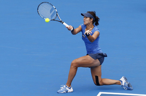 Li Na of China hits a return to Agnieska Radwanska of Poland during their women's singles semi-final match at the Sydney International tennis tournament in Sydney Jan 10, 2013. [Photo/Agencies]