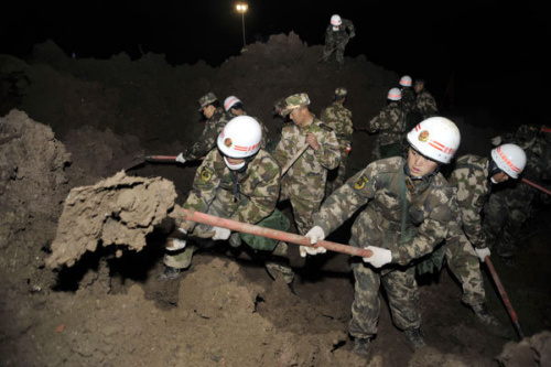 Rescue workers dig through muddy debris after a landslide hit Gaopo village in Zhenxiong county, Yunnan province. The death toll rose to 46 as the bodies of the last two missing were found Saturday morning. [Photo/Xinhua]