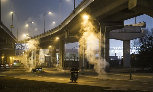 Steam vents from leaking pipelines to the west of Jin'an Bridge in Shijingshan district Sunday. Photo: Li Hao/GT