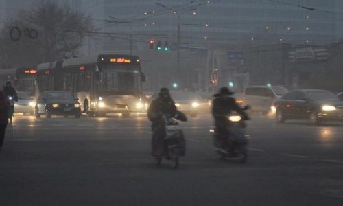 Vehicles run in fog on a street in Beijing, capital of China, Jan. 11, 2013. A fog hit many parts of China on Friday. The National Meteorological Center issued a blue alert on fog early Friday morning for Beijing, Tianjin Municipality, and provinces including north China's Hebei, Shanxi and east China's Anhui, Zhejiang and central China's Henan, Hubei and southwest China's Sichuan. (Xinhua/He Canling) 