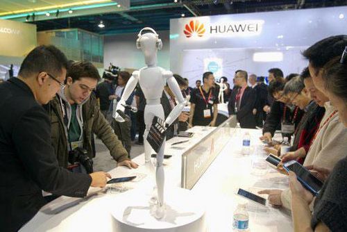 Show attendees look over the Ascend Mate smart phone with a 6.1-inch screen, at the Huawei booth during the first day of the Consumer Electronics Show (CES) in Las Vegas January 8, 2013. REUTERS  