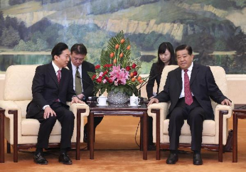 Jia Qinglin (R), chairman of the National Committee of the Chinese People's Political Consultative Conference, meets with Former Japanese Prime Minister Yukio Hatoyama in Beijing, capital of China, Jan. 16, 2013. (Xinhua/Pang Xinglei)