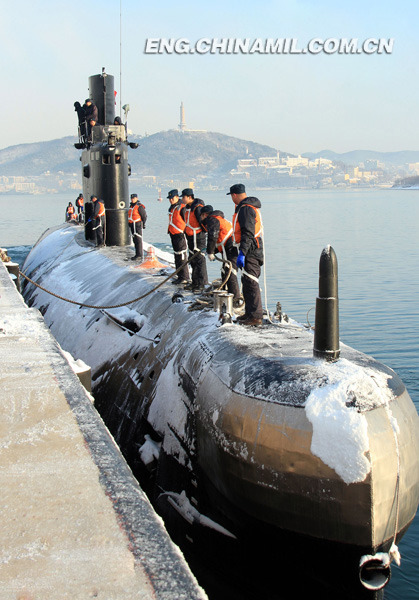 Recently, the officers and men of a submarine flotilla under the North China Sea Fleet of the Navy of the Chinese People's Liberation Army (PLA) conducted routine training. The photo features the scene of the training. (chinamil.com.cn/Li Zhikai)