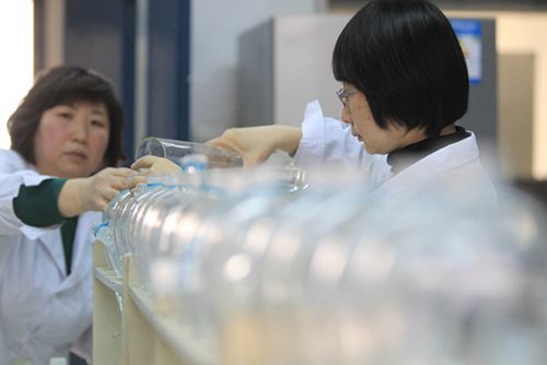 Technicians test the water quality at Beijing No 9 Water Factory on Jan 07, 2013. (Photo/China Daily)