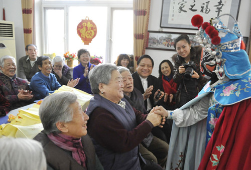 Residents at Beijing's Dongzhimen Community Nursing Home watch face changes, a move of the Sichuan Opera, at the home. [Photo/Xinhua]