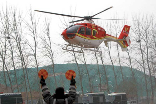 An EC135 helicopter lands in Beijing on Wednesday. A route between Beijing and Wutaishan Mountain in Shanxi province will open before Spring Festival, catering mainly to the needs of rich people. [Cai Daizheng / for China Daily]