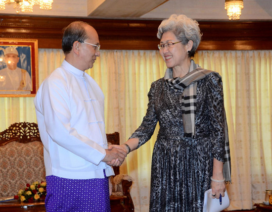 Myanmar President U Thein Sein (L) shakes hands with visiting Special Envoy of the Chinese Government Fu Ying during their meeting in Yangon, Myanmar, Jan 19, 2013. Fu Ying, who is also Chinese vice foreign minister, arrived in Yangon on Saturday. [Photo/Xinhua]