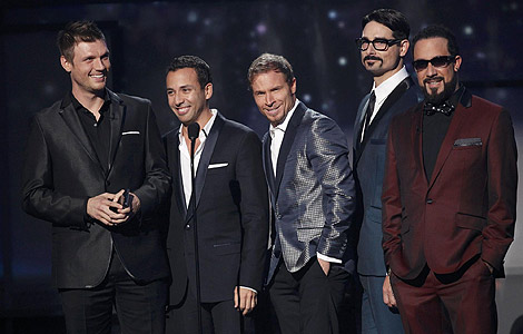 The Backstreet Boys present the award for new artist of the year at the 40th American Music Awards in Los Angeles, California, November 18, 2012.[Photo/Agencies]