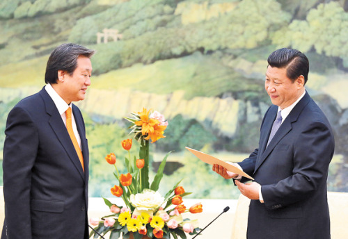 Special envoy Kim Moo-sung delivers a letter to Party chief Xi Jinping from the Republic of Koreas President-elect Park Geun-hye in Beijing on Wednesday. [Wu Zhiyi / China Daily]