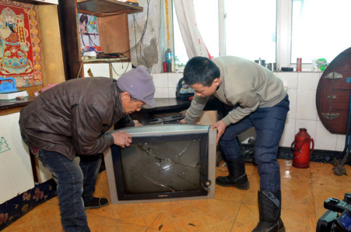 A smashed television at a house in Dengta, Liaoning province, the epicenter of Wednesday's 5.1-magnitude earthquake, which triggered panic in the province. Provided to China Daily 