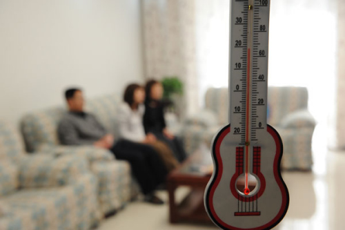 A family enjoys a comfortable indoor temperature by using a geothermal heating system in Xiongxian county, Baoding, Hebei province in January, 2010. [HU QINGMING / FOR CHINA DAILY] 