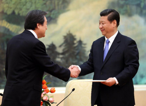 Kim Moo-sung (L), special envoy of Republic of Korea (ROK) president-elect Park Geun-hye, conveys a letter of Park Geun-hye to Xi Jinping (R), general secretary of the Central Committee of the Communist Party of China, in Beijing, Jan. 23. (Xinhua Photo)