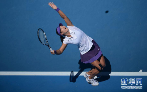 Li Na of China serves during her women's singles semifinal match against Maria Sharapova of Russia at the Australian Open tennis tournament in Melbourne Jan. 24, 2013. Li Na won 2-0. (Xinhua/Chen Xiaowei)