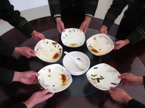 Soldiers join the move of eating up your dishes in Taizhou city, Zhejiang province, Jan 25. [Zhou Wei/Asianewsphoto]