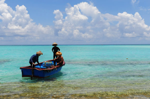 Fishermen work near Chinas Xisha Islands in the South China Sea in May 2012. HOU JIANSEN / XINHUA