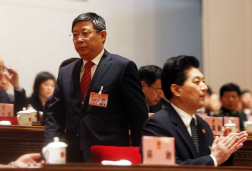 Yang Xiong (left), acting mayor of Shanghai, made a speech at the fi rst session of the 14th Shanghai Municipal Peoples Congress on Sunday. TANG YANJUN /CHINA NEWS SERVICE 