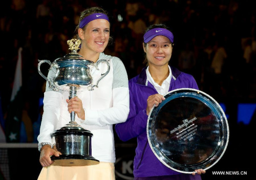 Victoria Azarenka (L) of Belarus and Li Na of China pose during the awarding ceremony after their women's singles final match at the 2013 Australian Open tennis tournament in Melbourne, Australia, Jan. 26, 2013. Azarenka won 2-1 to claim the title. (Xinhua/Bai Xue)